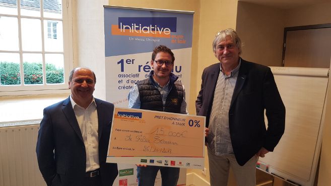 L’entrepreneur de Margon Sébastien Falue (au centre), a reçu un « prêt d’honneur » de 15.000 €, vendredi, des mains d’Emmanuel Paragot (à droite), président d’Initiative Eure-et-Loir, et de Valentino Gambuto (à gauche), conseiller régional (PS) du Centre-Val de Loire. © Simon Dechet